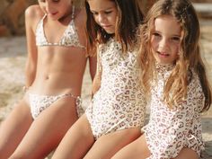 This stylish piece is suitable for young girls and cool moms. Product information: Two-piece swimsuit Animal print 100% Italian fabric Eco-responsible Econyl® in 100% recycled fiber - OEKO-TEX UPF50+ sun protection High resistance to chlorine and sunscreen Product care: Maintenance :How do you care for the Savanna two-piece swimsuit so that it stays with your little girl as long as possible? Remember to rinse the swimsuit in clean water after each swim. When it comes to washing, the washing machine is the swimsuit's number one enemy since it can damage the fibers; so opt for hand washing, which is both more environmentally friendly and more gentle on your product. As for drying, never leave your swimsuit in direct sunlight; put it outside in the shade and lay it flat. Wait for the swimsuit Sunscreen Product, Surfer Baby, Baby Gym Toys, Childrens Swimwear, Sleeve Swimsuit, Long Sleeve Swimsuit, Baby Swimming, Baby Gym