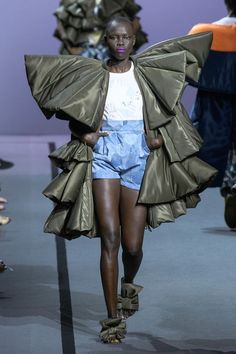 Victor And Rolf, Ruffled Tops, Viktor Rolf, Viktor & Rolf, Fashion Website, Fashion Line, Fall 2017, Looks Style, Couture Collection