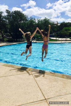 Pool Photo Ideas With Friends, Besties Pool Pictures, Swimming Aesthetic Pool Friends, Photos To Take At The Pool, Bff Holiday Pics, Pool Pics To Take With Friends, Jumping Into Pool Aesthetic, Best Friends Pool Pictures, Duo Pool Poses