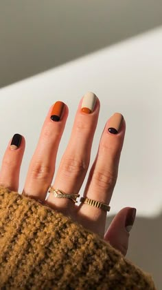 Fall Vintage Nails, Manicure Ideas Halloween, Minimalist Nail Art Fall, Cool Fall Nail Designs, Plain Fall Nails, Cute Fall Nails Short, Gel Nail Designs Short Nails, Short Manicure Nails, Short Nails Autumn