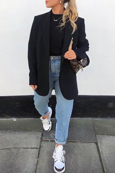 Mode femme casual chic avec un blazer noir, un jean mum et des baskets Business Casual Outfit Blazer, Casual Chic Style Summer Classy, Casual Jeans And Blazer Outfits, Ootd Blazer Casual, Autumn Outfits Blazer, What To Wear With Mum Jeans, 2023 Office Style, Look Jean Noir, Blazer Outfits Autumn