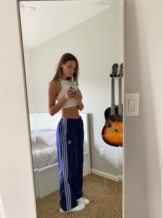 adidas, adidas outfit, adidas aesthetic Adidas Pants Outfit, Snapchat Photo, Looks Adidas, Track Pants Outfit, Selfie Picture, Adidas Hose, Y2k Summer Outfits, Look Adidas, Poses Selfie