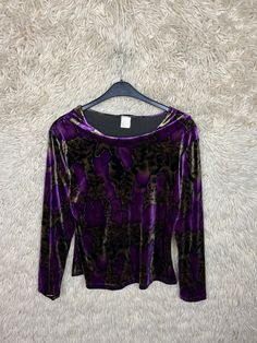 Vintage glitter velvet blouse / top with small waterfall collar. Colors: Purple, ochre, mud, black, gold Size S - L Please note dimensions: Length: 60cm Width: 52cm Arm length from collar: 72 cm If you have any further questions, just write to me Velvet Tops For Fall Night Out, Velvet Tops For Winter Night Out, Fall Velvet Long Sleeve Tops, Velvet Long Sleeve Tops For Fall, Purple Tops For Fall Night Out, Purple Tops For Night Out In Fall, Purple Top For Night Out In Fall, Vintage Purple Winter Tops, Fall Evening Velvet Tops