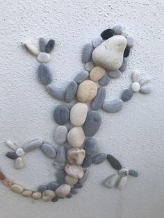 a lizard made out of rocks on the wall