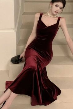 This elegant velvet maxi dress features spaghetti straps, a slim fit, and a mermaid silhouette. The wrap hip design adds a vintage charm. Details: Elasticity: Non Stretch Fabric Type: POLYESTER Silhouette: Trumpet / Mermaid Neckline: V-Neck Material: POLYESTER Size (IN) Bust Waist Hip Length S 30.71 23.62 33.86 46.46 M 32.28 25.20 35.43 46.85 L 33.86 26.77 37.01 47.24 Casual Prom Dresses, Mermaid Midi Dress, Velvet Bodycon Dress, Prom Long, Velvet Maxi Dress, Prom Dresses Sleeveless, Wedding Robe, Spaghetti Strap Maxi Dress, Bag Essentials