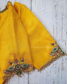 Simple Aari Work Blouse Design Yellow, Simple And Unique Aari Work Blouse Design, Gold Color Maggam Work Blouse, Elegant Aari Work Designs, Kundan Hand Embroidery, Sleeve Border Aari Work, Kundan Blouse Work, Aari Work For Sleeves, Aari Work Blouse With Border