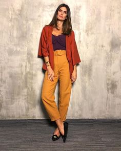 Moda: como usar a cor mostarda e montar looks incríveis – Crescendo aos Poucos Top Summer Outfits, Color Composition, Color Blocking Outfits, Orange Pants, Elegante Casual, Colored Pants, Colourful Outfits, Office Fashion, Fashion Colours