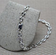 Grain de Café 925 silver bracelet, a great chic and classy classic, undeniable. TECHNICAL DETAIL: - Material: Solid silver hallmarked 925 - Composition of silver: 92.5% pure silver and 7.5% copper (stainless metal) - Weight: 6.58 - Size: 18 cm - Clasp: Carabiner Other silver bracelet choices: https://www.etsy.com/fr/shop/Bijouxdelmundo?ref=listing-shop2-all-items-count&section_id=20758468 Here you will find the link to my jewelry store (necklaces, chains, earrings, bracelets, pendants, rings, mi Elegant Sterling Silver Bracelet With Spring Ring Clasp, Classic Silver Chain Charm Bracelet As Gift, Sterling Silver Bracelets With Lobster Clasp In White Gold, Silver Bracelet With Spring Ring Clasp For Formal Occasions, Sterling Silver Bracelet With Spring Ring Clasp As Gift, Silver Oval Link Bracelets For Gifts, Elegant Sterling Silver Bracelet With Lobster Clasp, Silver Oval Link Bracelet Gift, Elegant Sterling Silver Charm Bracelet With Lobster Clasp