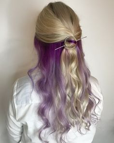 cheveux arc-en-ciel caché blond et violet Blonde Hair With Purple Tips, Purple Peekaboo Hair, Purple Blonde Hair, Underdye Hair, Hidden Rainbow Hair, Two Color Hair, Hidden Hair Color, Peekaboo Hair Colors, Purple Hair Highlights