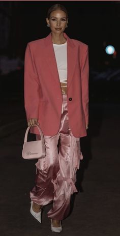 Street Style Night Out, Purple And White Outfit, Moda Outfit, Peach Fuzz, Looks Street Style, Street Style Inspiration, International Fashion, Mode Vintage, Colourful Outfits