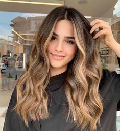 Baylage Hair, Rambut Brunette, Brown Hair Inspo, Brunette Hair With Highlights, Brown Hair With Blonde Highlights, Brunette Balayage Hair, Light Hair Color, Brown Blonde Hair