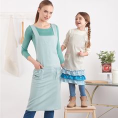 Everybody is in the kitchen wearing crossback aprons. Get creative with pockets, bands and ruffles. Sewing difficulty : Easy Sewing Machine Brands, Interfacing Sewing, Apron Sewing Pattern, Sewing Pattern Shop, Sew Over It, Childrens Aprons, Sewing Aprons, Costume Patterns, A B C D