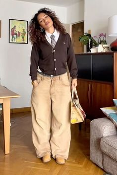 Camp Aesthetic Fashion Met Gala, Baggy Fashion Women Street Styles, Baggy Preppy Style, Workcore Outfit Women, Tan And Cream Outfits, Streetwear Office Outfit, 90s Fall Fashion Street Style, School Cardigan Outfit, Autumn Fits Black Women