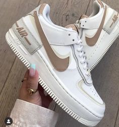 Zapatillas Nike Air Force, Tenis Air Force, Nike Shoes Girls, Nike Fashion Shoes, Preppy Shoes, Pretty Shoes Sneakers, All Nike Shoes, Custom Air Force 1