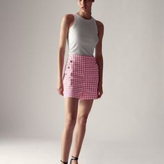 Zara Pink And White Gingham Shorts -Silver Button Trim -Side Zip Closure Spring Plaid High Waist Skort, High Waist Plaid Skort For Spring, Chic Fitted Plaid Shorts, Chic Plaid Mini Skirt Bottoms, Preppy Summer Workwear Skort, Casual Gingham Fitted Skort, Casual Fitted Gingham Skort, Fitted Gingham Skort For Summer, Preppy Plaid Skort For Summer