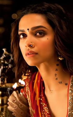 Dandiya Makeup Look Ideas, Deepika Padukone Garba Look, Leela From Ramleela, Navaratri Bindi Ideas, Dandiya Look For Women, Deepika In Ramleela, Navaratri Photo Poses, Dandiya Makeup Look, Gujarati Makeup For Garba