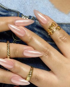 Pointed Acrylic Nail Designs, Hailey Bieber Nails Pink Chrome, Pearly Pink Chrome Nails, Light Pink Chrome Nails By Skin Tone Range, Pearl Chrome Nails Coffin, Pearl Chrome Nails Hailey Bieber, Neutral Nail Designs, Unghie Sfumate