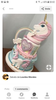 a cake with a unicorn on top and a rainbow horse on the bottom that says i love you in spanish