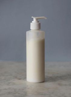 This homemade lotion is easy to customize to match the seasons. This time of year, we’re all about the aromas of autumn. Diy Lotion Recipe, Homemade Lotion Recipe, Anti Aging Diet, Lotion Recipe, Diy Lotion, Diy Kosmetik, Homemade Lotion, Diy Body Care