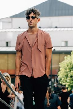 Paris Mens Fashion, Mens Trendy Outfits, Mens Fashion Week, How To Look Handsome, Street Style Trends, The Best Street Style, Best Street Style, Summer Chic