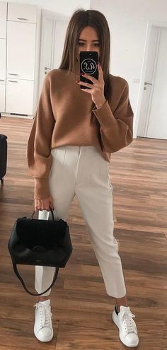 Casual Modern Work Outfits, Simple Business Casual Outfits With Sneakers, Minimalist Chic Wardrobe, Banking Work Outfits, Timeless Mom Outfits, Hipster Work Outfits Women, European Fall Fashion Street Style, Neutral Style Outfits, Trendy Business Outfits For Women