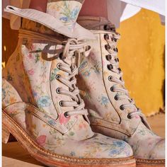 Free People Santa Fe Boots !! Beautiful Floral Prints Size 38 Color Ivory Floral Leather Lace Up Combat Boot Run True To Size Made In India Combat Boot Outfit, Floral Combat Boots, Floral Boots, Boho Boots, Vegan Boots, Lace Up Combat Boots, Leather Lace Up Boots, Combat Boot, Free People Shoes