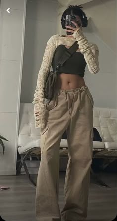 Girl taking mirror selfie Arm Warmer Outfits Aesthetic, Brown Arm Warmers Outfit, Y2k Arm Warmers Outfit, Fashion Inspo Outfits Aesthetic, Arm Warmers Aesthetic Outfit, Cool Outfits Y2k, K Outfits Fashion, Y2 K Outfit, Styling Arm Warmers