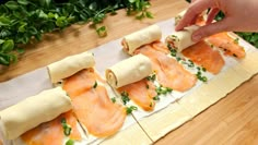 Rolls Easy Quick, Pastry Snacks, Puff Pastry Snacks, Salmon Rolls, Rolls Easy, Savory Appetizer, Spring Onions, Puff Pastry Recipes