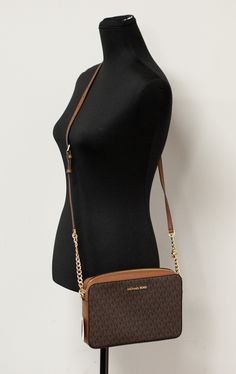 Style: Michael Kors Jet Set Large East West Crossbody Bag (Brown) Material: Saffiano Leather Features: Zipper Closure, 2 Interior Slip Pockets, 22" Adjustable Crossbody Strap, MK Name Plate on Front Measures: 9.5" L x 6.5" H x 2.25 " D MSRP: $328 Arguably the most popular Michael Kors crossbody bag, the Signature Jet Set East West Crossbody is the perfect go-to bag. It's size is perfect for the "grab-n-go" crossbody bag- it'll even fit all your essentials! This Michael Kors Crossbody Bag will no Michael Kors Jet Set Crossbody Bag, Michael Kors Crossbody Bag Outfit, Michael Kors Bag Aesthetic, Mk Bags Michael Kors Mk Handbags, Mk Bags Michael Kors, Mk Crossbody Bag, Cute Suitcase, Michael Kors Handbags Crossbody, Crossbody Bag Outfit