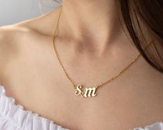 Couple Initial Necklace, Chains Aesthetic, Chain Ideas, Locket Chain, Necklace Couple, Couple Ring Design, Initial Heart Necklace, Locket Design, M Necklace