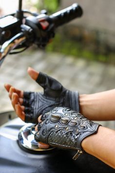 The SkyRider gloves are perfect for those cool spring mornings where it's hard to start your dragon. Soar to new heights with these badass gloves.  These leather fingerless gloves were formerly sold under the Anahata Designs brand, and are now part of Oracle Leather, the former lead designer of Anahata Designs' new project. Made from the finest of leathers and supple python, the main feature is the custom carved and cast brass antiqued spikes made to look like crocodile leather, cresting the rise of your hands. Let us know if your size isn't available, we are happy to make them for you Expect the same quality, love, and customer service that you've come to expect <3 Glove Size  measure around widest part of hand not including thumb XS 16 cm / 6.5 inches S 18 cm / 7.2 inches M 20 cm / 8 inc Fingerless Leather Gloves, Biker Gloves, Leather Fingerless Gloves, Dragon Riders, Python Skin, Custom Carved, Leather Armor, Dragon Rider, Estilo Punk