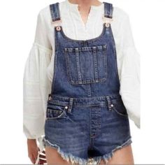 New We The Free People Summer Babe Frayed Cut Off Shortalls Overalls Size 27 Nwt Msrp $88 Overall Shorts Outfit, Overalls Outfits, Denim Short Overalls, Shorts Overalls, 2018 Style, Oversized Long Sleeve Shirt, Free People Summer, Style Overalls, Denim Overalls Shorts