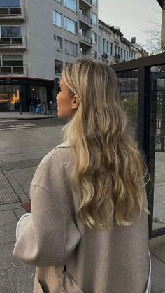 Different Kinds Of Balayage, Soft Waves Dark Hair, Lives In Blonde, Extra Long Blonde Hair, Hair Color Ideas For Blondes Winter, Long Blonde Balayage, Mental Crisis, Rich Blonde, Switzerland Christmas