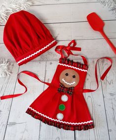 MADE TO ORDER  Processing & shipping of this costume is a minimum of 10 business days ( excluding weekends ). 🇬🇧 - UK delivery 2 - 3 business days.  🌎 - Overseas delivery 3 - 5  business days. Perfectly cute hat & apron cakesmash outfit for the little lady! From our new photo-prop range for 2019/20.. Perfect little outfit for any Christmas cooking or baking themed photo-shoot , special birthday photo-shoot or cakesmash photo shoot!! The set comprises of : - Red Chef Hat Made from 100 % Quality cotton drill fabric with an adjustable velcro back fastening & White ric-rac trim. - Red Frilly Apron Made from 100 % Quality cotton drill with Red satin ribbon neck & waist ties for easy fit... Red Tartan check frills and an Applique Gingerbread Man's face , buttons , ric-rac trim and tartan bowt Gingerbread Apron, Baby Baker, Baby Chef, Hat Photography, Baby Apron, Toddler Bow Ties, Red Apron, Baby Cooking, Baby Bowtie