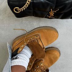 Tim’s Outfits Women, Timberlands Aesthetic, Timberland Boots Aesthetic, Shoes Fall 2024, Shoes Trend 2024, Outfits With Timberland Boots, Timberland Aesthetic, Timbs Fit, Shoes Aesthetic Nike