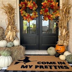 a welcome mat that says come in my pretties with pumpkins and gourds