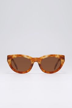 Frame: Brown tortoiseshell acetate Lenses: Brown Lenses: 52 mm, Bridge: 22 mm, Temples: 150 mm Brown tortoiseshell-acetate sunglasses shaped to an elegant cat-eye silhouette, offering a mix of functionality and retro elegance. They're made with brown tinted lenses for good UV protection. Tortoiseshell Cat-eye Sunglasses With Gradient Lenses, Tortoiseshell Cat Eye Sunglasses For Summer, Summer Tortoiseshell Cat Eye Sunglasses, Classic Brown Acetate Cat Eye Sunglasses, Classic Brown Cat Eye Sunglasses In Acetate, Retro Tortoiseshell Cat Eye Sunglasses With Tinted Lenses, Classic Tortoiseshell Cat Eye Sunglasses With Polarized Lenses, Tortoiseshell Sunglasses With Uv Protection, Modern Tortoiseshell Sunglasses In Acetate