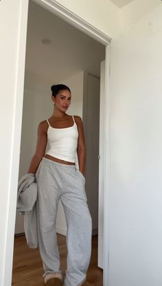 Chill Lounge Outfit, Lounge Outfit Summer, Sweatpants Outfit Aesthetic, Chill Summer Outfit, Casual Neutral Outfits, Stylish Outfits Casual, Sweatpants Outfit, Outfit Layout, Smart Outfit