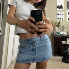 cute light wash denim mini skirt outfit #denim #miniskirt #outfit Romanticizing Summer, City Fits, Downtown Style, Fit Checks, France Outfits, Jean Skirt Outfits, Rok Mini, Cali Style, Street Clothes