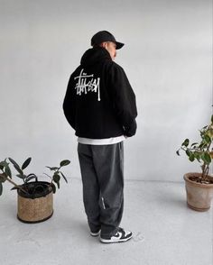 Basic Stussy Hoodie, Stussy Mens Street Styles, Basic Hoodie Outfit Men, Black Hoodie Outfit Men Streetwear, Street Style 2022 Men, Hoodies Men Style Streetwear, Hoodie Aesthetic Men, Black Hoodie Outfit Aesthetic, Stussy Outfit Men