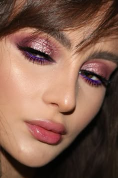 Raspberry Makeup Look, Colorful Glitter Makeup, Glitter Make Up Looks, Make Up Glitter Eyes, Eyeshadow Looks 2023, Glitter Eye Makeup Looks, Makeup Looks Glitter, Glitter Makeup Ideas, Glitter Eyeshadow Looks