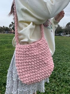 Light-soft tote bag with long straps Pink Chunky Yarn Crochet Ideas, Crochet Bag With Chunky Yarn, Thick Yarn Bag, Pink Crochet Bags, Crochet Bag Thick Yarn, Thick Yarn Crochet Ideas, Thick Crochet Bag, Crochet Ideas Fluffy Yarn, Cute Pink Crochet Bag