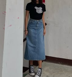 Jean Skirt Outfits Summer, Long Jean Skirt Outfits, Demin Skirt Outfit, Denim Skirt Outfit Ideas, Denim Midi Skirt Outfit, Long Denim Skirt Outfit, Skirt Outfits Aesthetic, Denim Skirt Outfit, Denim Skirts Knee Length