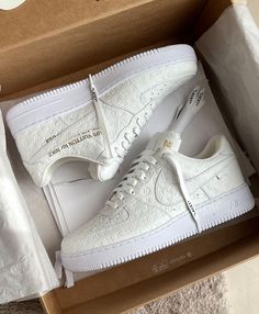 The Louis Vuitton x Nike Air Force 1 Low “White” is a special collaboration between the high fashion house and Nike that was directed by the late Virgil Abloh. First previewed in Louis Vuitton’s SS22 fashion show back in 2021, this sneaker puts a premium spin on the vintage basketball shoe. Based on the classic “White on White” colourway, it features crisp, all-white leather construction with Louis Vuitton’s monogram print stamped into the leather. All items are brand new & 100% authentic guaranteed. Supplied in its original packaging. DETAILSWhiteLeatherSignature Swoosh logo detailAll-over monogram printDebossed detailingRound toeFront lace-up fasteningLogo patch at the tongueBranded insoleRubber sole Need assistance? Use our Sourcery service or speak to a member of our team via WhatsApp Louis Vuitton Nike Air Force, 00s Mode, Mode Zara, Best Running Shoes, Nike Air Force 1 Low, Air Force 1 Low, Sneakers Men Fashion, Bags Designer Fashion, Nike Air Force 1