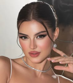 Sanggul Cepol, Ball Makeup, Sultry Makeup, Classy Makeup, Soft Makeup Looks, Graduation Makeup, Formal Makeup, Soft Glam Makeup, Glam Makeup Look