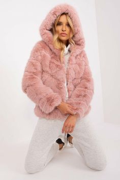 This elegant fur jacket is an excellent choice for colder days. Its standard length and long sleeve provide warmth and comfort. The jacket is lined for added durability and comfort. Pockets are a practical feature, allowing you to store small items or warm your hands on colder days. This is a transitional jacket, ideal for both casual wear and special occasions. It is equipped with a hood, which provides additional protection against wind and cold. Its hook-and-loop closure allows for easy and q Urban Boutique, Makeover Studio, Wedding Dress Jewelry, Bathrobe Men, Elegant Jacket, Italy Fashion, Max Factor, Cosmic Girls, La Fashion