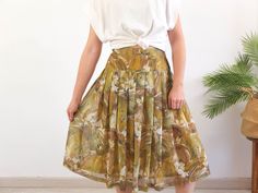 Amazing vintage 90's green floral print pleated skirt with back elastic waisted. This vintage boho retro high waist skirt with back elastic has midi length and full pleated. The 90's floral maxi skirt is gauze Viscose fabric with Nylon inner lining in excellent vintage conditions (Made in Europe). The skirt is size L to XL, the waist contour fit is 30,7 to 37 inches (78 to 94 cm). ** MEASURES FLAT ** Waist 15,3 to 18,5 in // 39 to 47 cm Hip - Free Length 27,5 in // 70 cm Reference: Model size S Retro Full Pleated Skirt For Summer, Vintage Lined Pleated Skirt For Summer, Summer Long Floral Print Pleated Skirt, Vintage Pleated Summer Skirt, Retro Summer Pleated Midi Skirt, Retro Summer Midi Pleated Skirt, Vintage Spring Pleated Midi Skirt, Vintage Spring Midi Pleated Skirt, Vintage Pleated Midi Skirt For Spring