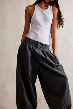 People In City, Wide Legged Jeans, Barrel Jeans, Slouchy Jeans, Jeans Free People, Androgynous Fashion, Over 50 Womens Fashion, Fashion Tips For Women, Weekend Wear