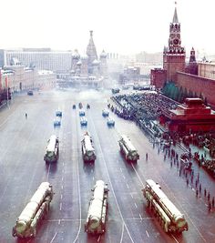 RT-2PM Topol mobile ICBM launchers of the Soviet Strategic Rocket Forces rolling through Red Square at the 1990 Moscow October Revolution Day Parade. Russian Government, Usmc Vietnam, October Revolution, Military Girlfriend, Army Wives, Military Marines, Communist Party, Military Hardware