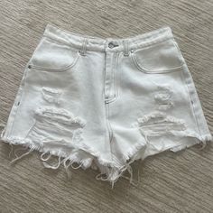 Nwt White Denim Shorts. Size Small Cute Jeans Shorts, How To Style White Shorts, White Jean Shorts Outfit, Coquette Shorts, White Jeans Shorts, White Shorts Outfit, Room Collage, Jean Short Outfits, Beachy Room